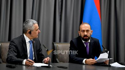 Глава МИД Арарат Мирзоян и действующий председатель ОБСЕ, главы Федерального департамента иностранных дел Швейцарской Конфедерации Игнасио Кассис проводят брифинг (15 октября 2026). Ереван