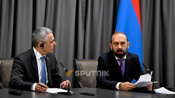 Глава МИД Арарат Мирзоян и действующий председатель ОБСЕ, главы Федерального департамента иностранных дел Швейцарской Конфедерации Игнасио Кассис проводят брифинг (15 октября 2026). Ереван - Sputnik Армения