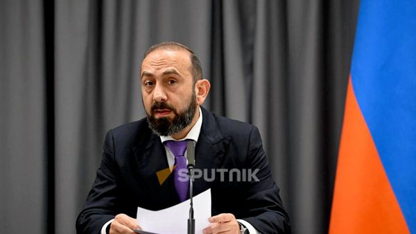 Глава МИД Арарат Мирзоян и действующий председатель ОБСЕ, главы Федерального департамента иностранных дел Швейцарской Конфедерации Игнасио Кассис проводят брифинг (15 октября 2026). Ереван - Sputnik Армения