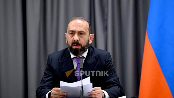 Глава МИД Арарат Мирзоян и действующий председатель ОБСЕ, главы Федерального департамента иностранных дел Швейцарской Конфедерации Игнасио Кассис проводят брифинг (15 октября 2026). Ереван - Sputnik Армения