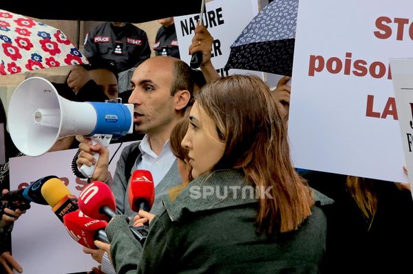 Бывший омбудсмен Арцаха Артак Бегларян на акции протеста Совета по защите прав арцахцев на тему Нет защиты биоразнообразия без прав человека и справедливости (15 октября 2026). Еревaн - Sputnik Армения