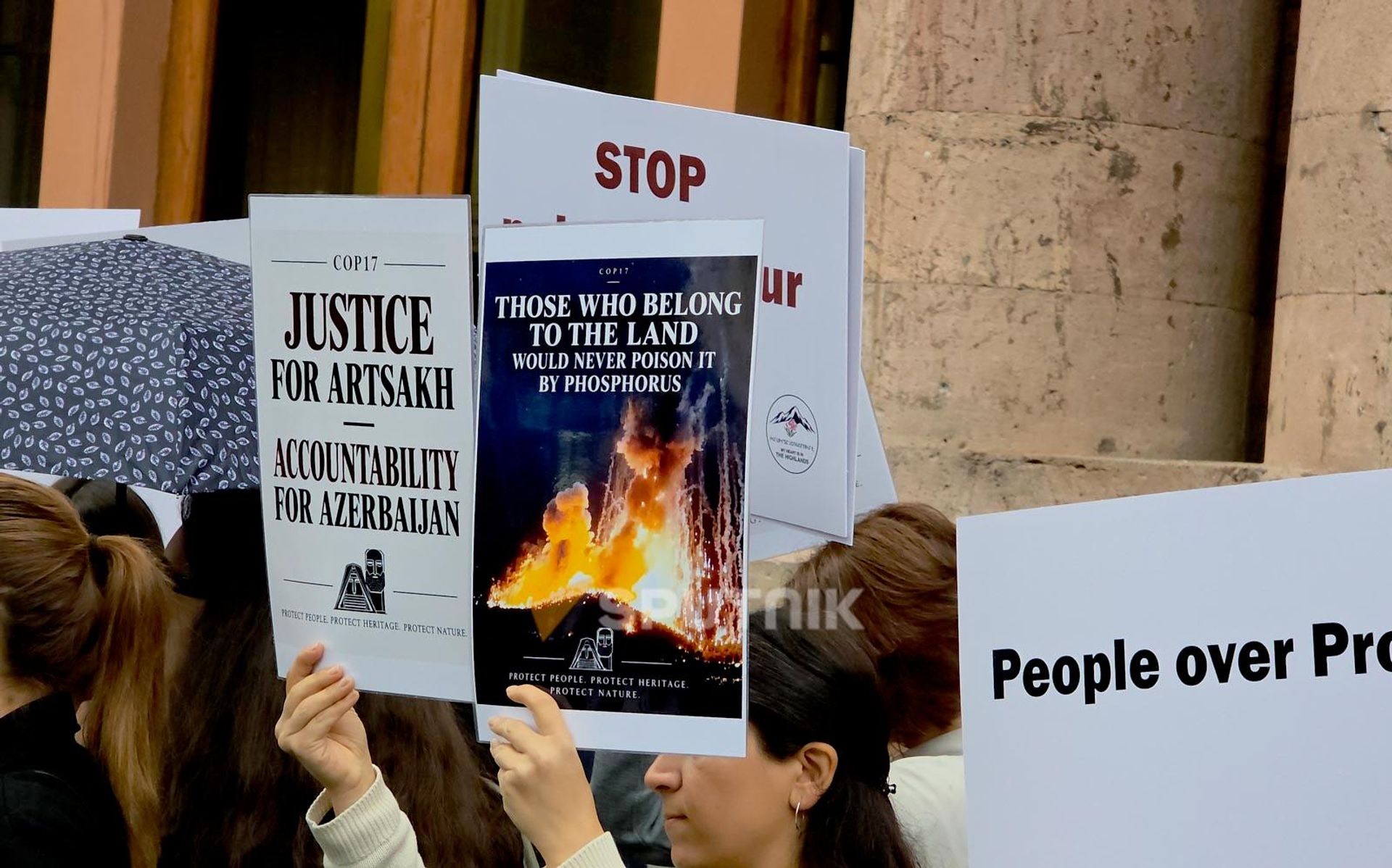 Акция протеста Совета по защите прав арцахцев на тему Нет защиты биоразнообразия без прав человека и справедливости (15 октября 2026). Еревaн - Sputnik Армения, 1920, 15.10.2026