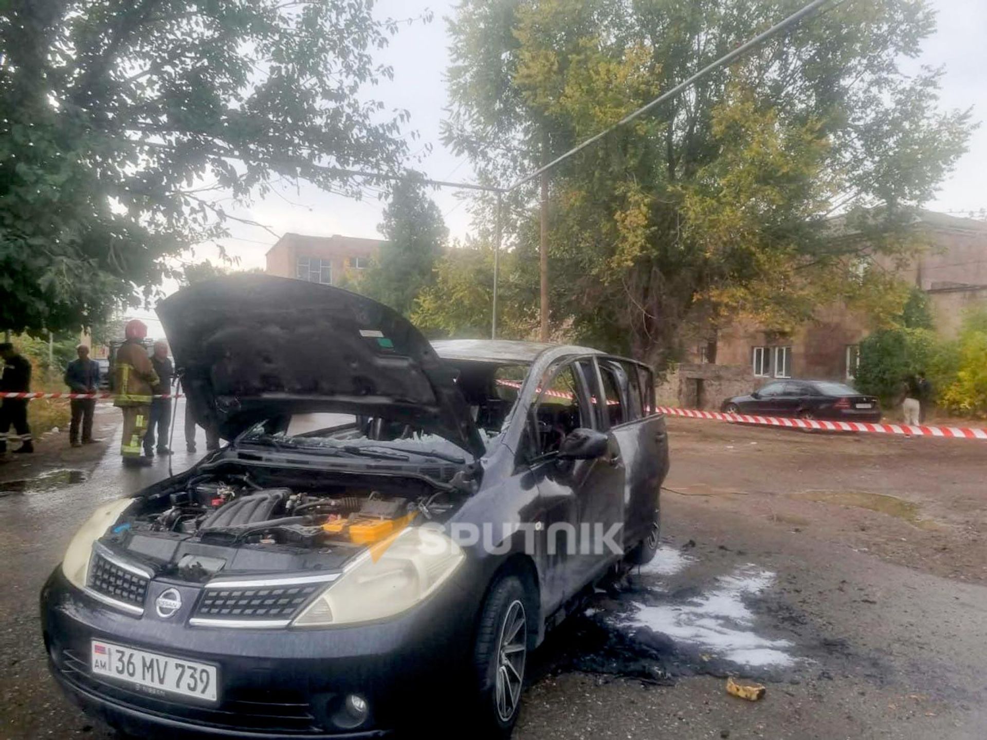 Возле медицинского центра Арташат в автомобиле Nissan произошел пожар (15 октября 2026). Еревaн - Sputnik Արմենիա, 1920, 15.10.2026