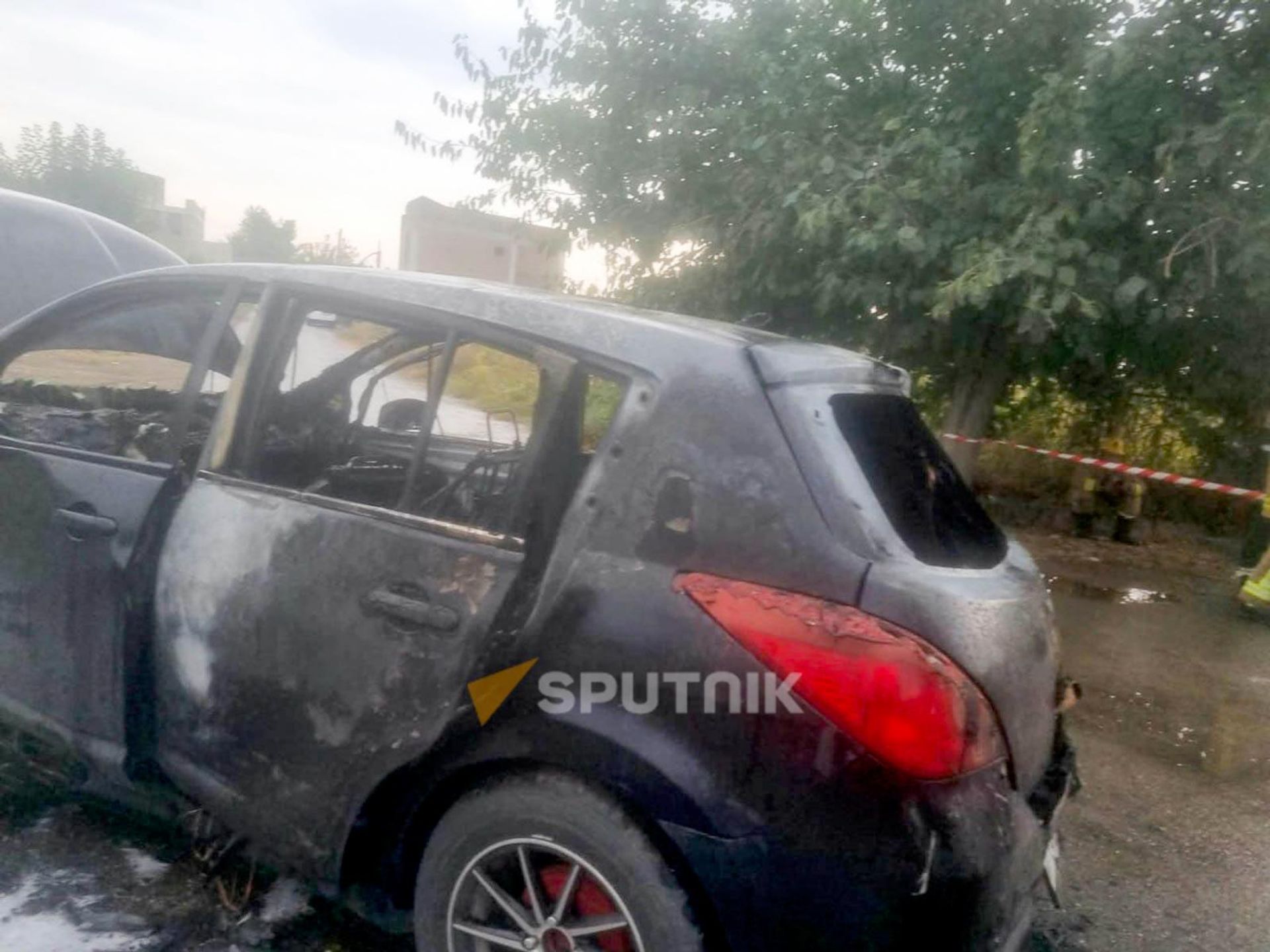 Возле медицинского центра Арташат в автомобиле Nissan произошел пожар (15 октября 2026). Еревaн - Sputnik Արմենիա, 1920, 15.10.2026