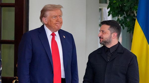 Президент США Дональд Трамп приветствует президента Украины Владимира Зеленского по прибытии в Белый дом (18 августа 2025). Вашингтон - Sputnik Армения