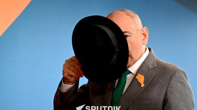 Председатель COP17 Амбарцум Матевосян встречает премьера Никола Пашиняна, прибывшего на саммит COP17 (16 октября 2026). Еревaн