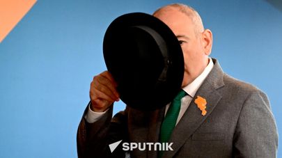 Председатель COP17 Амбарцум Матевосян встречает премьера Никола Пашиняна, прибывшего на саммит COP17 (16 октября 2026). Еревaн