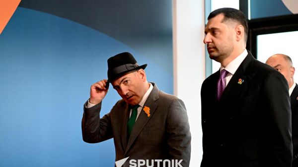 Председатель COP17 Амбарцум Матевосян встречает премьера Никола Пашиняна, прибывшего на саммит COP17 (16 октября 2026). Еревaн - Sputnik Армения