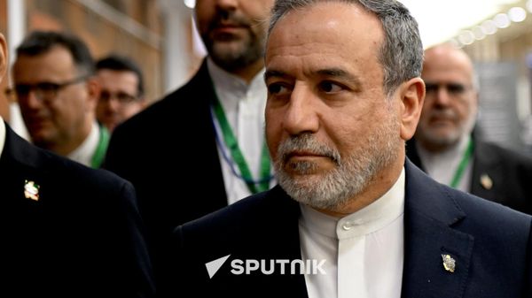 Министр иностранных дел Ирана Аббас Арагчи проходит по территории проведения Конференции ООН по биоразнообразию COP17 (16 октября 2026). Еревaн - Sputnik Армения