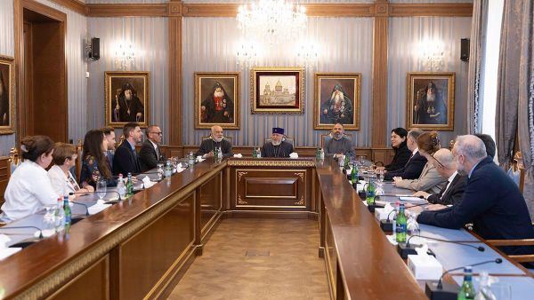 Католикос Гарегин Второй принял делегацию организации Спасите Армению во главе с исполнительным директором организации, доктором Полом Мюрреем (16 октября 2026). Эчмиадзин - Sputnik Армения