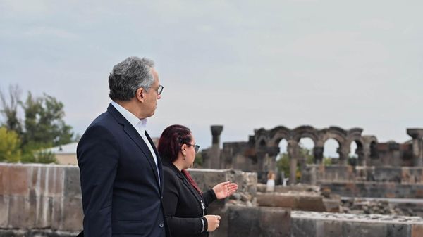 ՅՈՒՆԵՍԿՕ-ի գլխավոր տնօրենն այցելել է Զվարթնոց տաճար - Sputnik Արմենիա