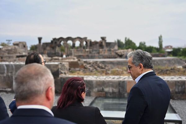 ՅՈՒՆԵՍԿՕ-ի գլխավոր տնօրենն այցելել է Զվարթնոց տաճար - Sputnik Արմենիա