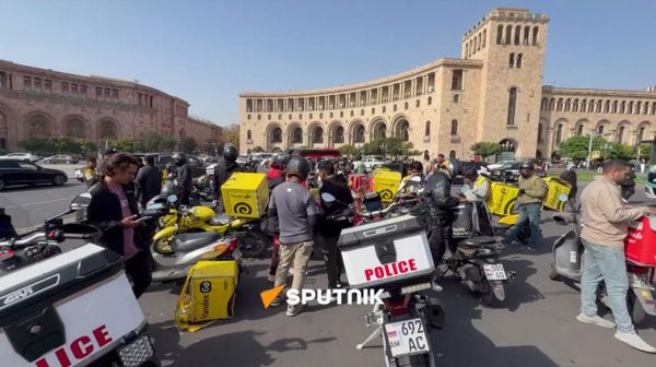 Հանրապետության հրապարակում պարեկները ստուգում են մոպեդավարներին - Sputnik Армения