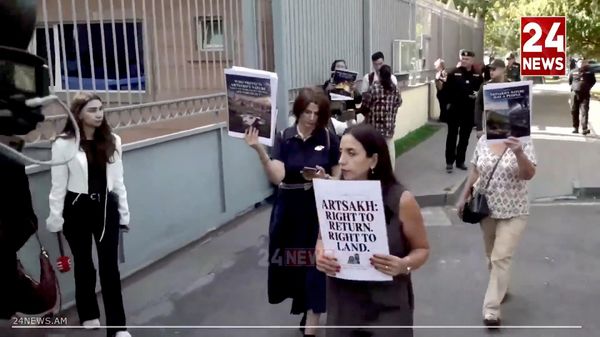 Группа активистов привлекла внимание стран-участниц форума ООН COP17, проходящего в Ереване, к проблеме защиты прав карабахских армян   - Sputnik Армения