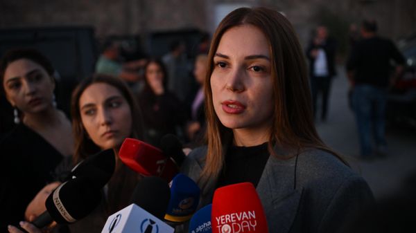 Депутат Анна Григорян отвечает на вопросы прессы у здания суда (20 октября 2026). Еревaн - Sputnik Армения