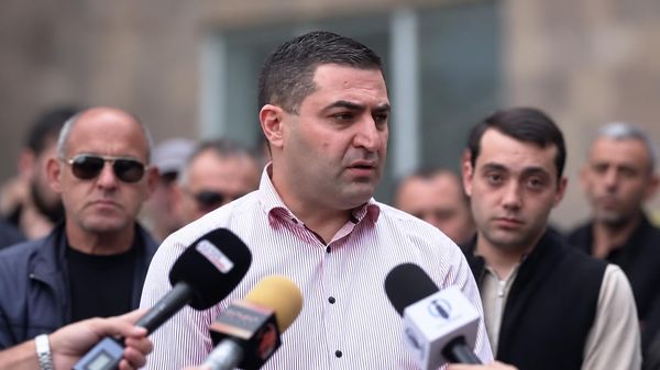 Участник акции протеста сотрудников Разданского цементного завода отвечает на вопросы журналистов (21 октября 2026). Раздан - Sputnik Армения