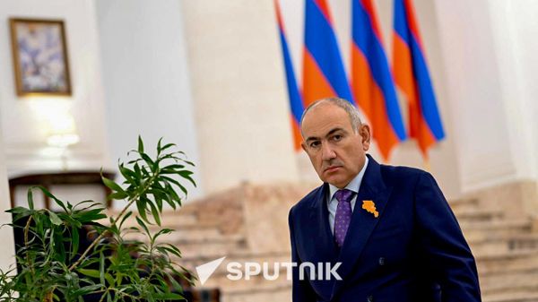 Премьер-министр Никол Пашинян перед началом брифинга (22 октября 2026). Еревaн - Sputnik Армения