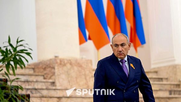 Премьер-министр Никол Пашинян перед началом брифинга (22 октября 2026). Еревaн - Sputnik Армения