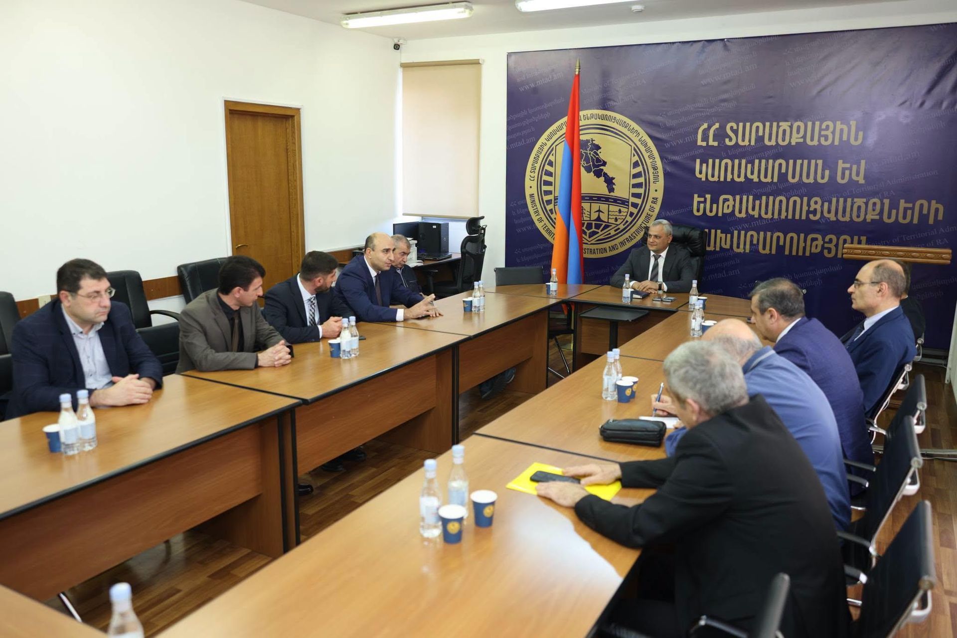 Замминистра энергетики и минеральных ресурсов Нарек Апитонян представил и.о. директора ЗАО Строительство нового атомного энергоблока Гарика Налбандяна руководителям энергетических компаний (22 октября 2026). Еревaн - Sputnik Արմենիա, 1920, 22.10.2026