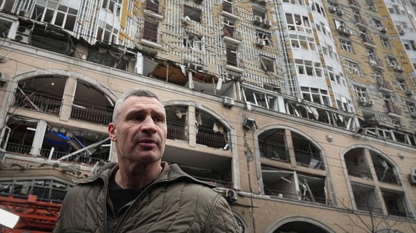 Мэр Киева Виталий Кличко осматривает повреждения возле жилого дома (20 декабря 2024). Киев - Sputnik Армения