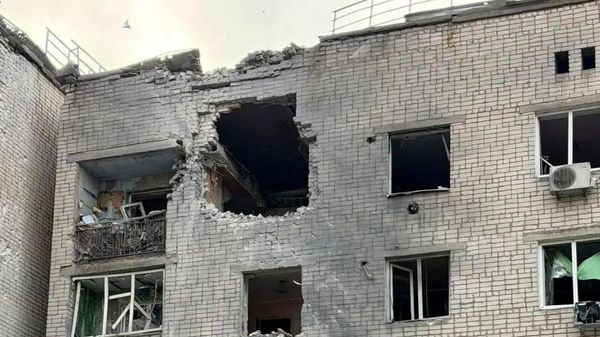 Попавшее под удар жилое здание в Свердловском муниципальном округе (24 октября 2026). ЛНР - Sputnik Армения