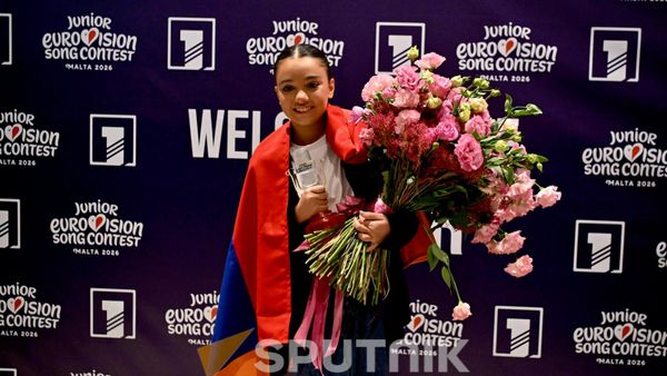 Победительница Junior Eurovision 2026 Наре Керобян в аэропорту Звартноц (26 октября 2026). Еревaн - Sputnik Армения