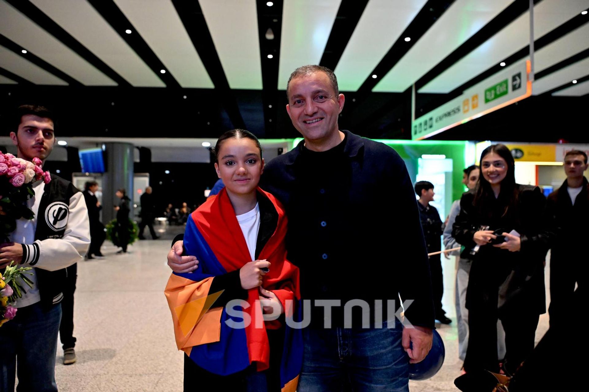 Победительница Junior Eurovision 2026 Наре Керобян с отцом, бывшим министром экономики Вааном Керобяном, в аэропорту Звартноц (26 октября 2026). Еревaн - Sputnik Армения, 1920, 26.10.2026