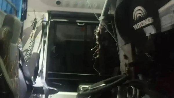 Последствия атаки ВСУ пассажирского автобуса в районе Приморска (27 октября 2026). Запорожская область - Sputnik Армения