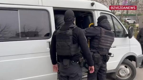 ФСБ задержала более 20 человек, связанных с нелегальной миграцией и хищением денег на гособоронзаказе. - Sputnik Армения