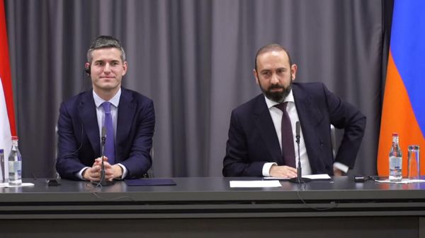 Главы МИД Армении и Нидерландов Арарат Мирзоян и Том Берендсен проводят брифинг (27 октября 2026). Еревaн - Sputnik Армения