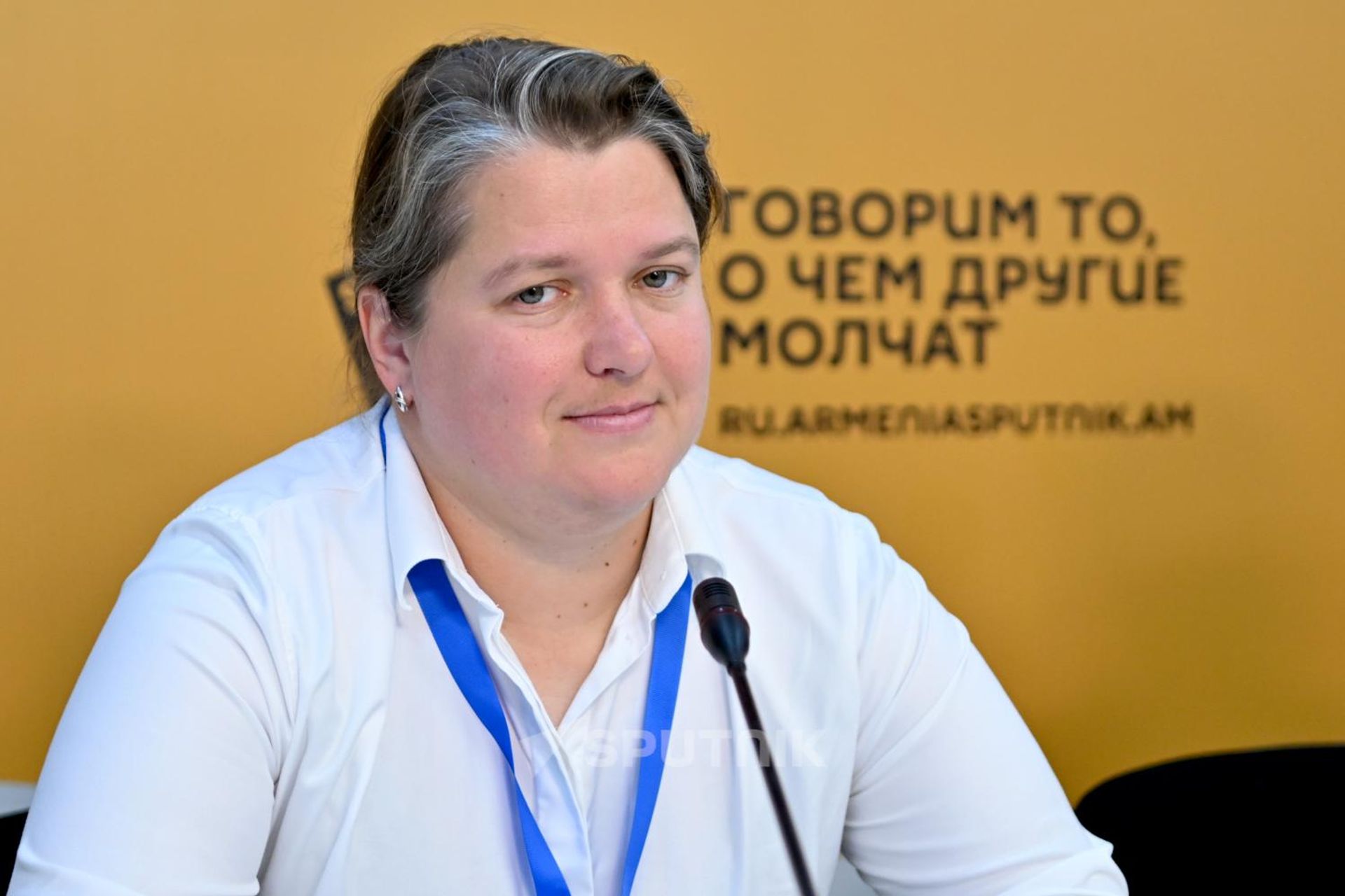 Первый замдиректора института русского языка РУДН, к.ф.н. Мария Алимова Айгуль Шамсутдинова на пресс-конференции, посвященной Школе развития мастерства для учителей, преподающих на русском в Армении (28 октября 2026). Еревaн - Sputnik Армения, 1920, 28.10.2026