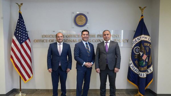 ՀՀ քննչական կոմիտեի նախագահ Արթուր Պողոսյանը Սպիտակ տանը հանդիպել է Թմրամիջոցների վերահսկման ազգային քաղաքականության գրասենյակի փոխտնօրենին Վիկտոր Ավիլային - Sputnik Արմենիա