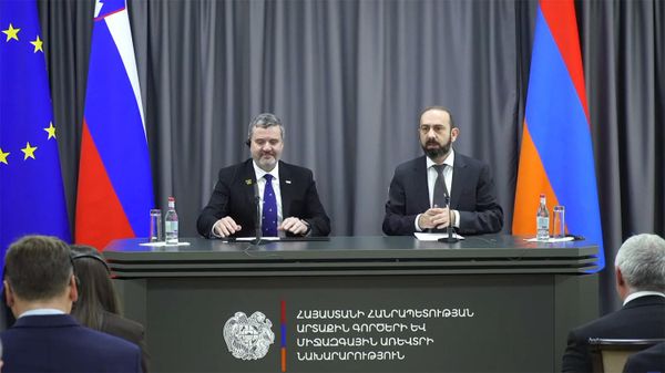 Совместная пресс-конференция глав внешнеполитических ведомств Армении и Словении Арарата Мирзояна и Тоне Кайзера по итогам встречи (28 октября 2026). Еревaн - Sputnik Армения