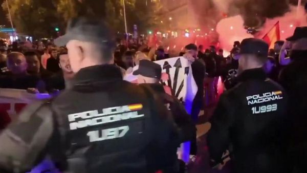 Полиция применила дубинки и слезоточивый газ против протестующих в Испании - Sputnik Արմենիա