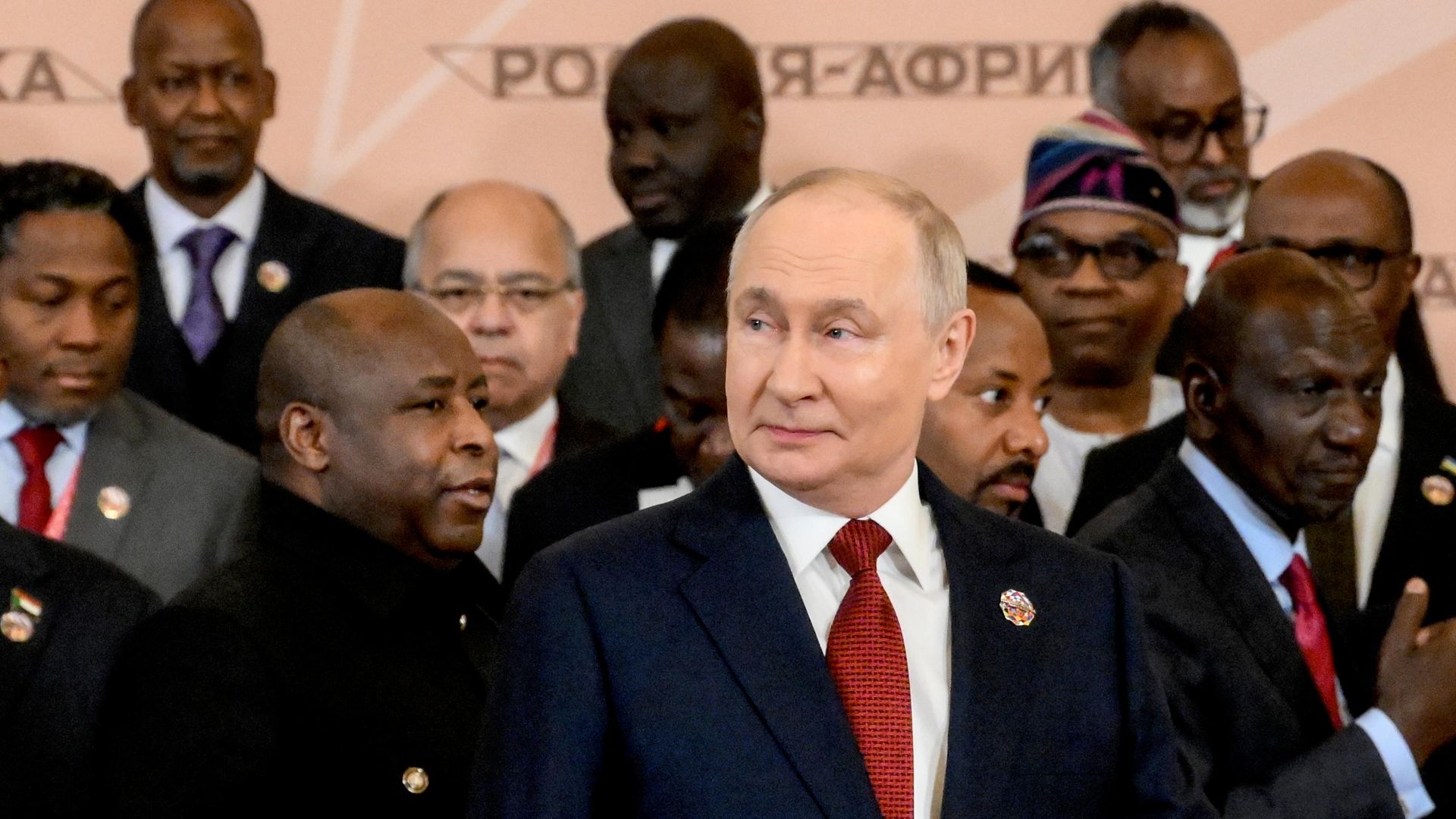 Президент РФ Владимир Путин во время совместного фотографирования участников III Саммита Россия - Африка в Кремле (29 октября 2026). Москва Президент РФ Владимир Путин во время совместного фотографирования участников III Саммита Россия - Африка в Кремле (29 октября 2026). Москва - Sputnik Армения, 1920, 29.10.2026