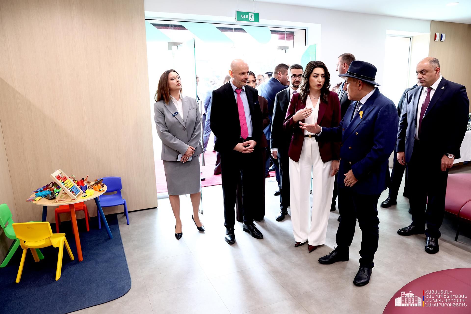 Премьер-министр Никол Пашинян на официальной церемонии открытия офиса HayPass в торговом центре Yerevan Mall, предоставляющего новые биометрические паспорта (31 октября 2026). Еревaн Премьер-министр Никол Пашинян на официальной церемонии открытия офиса HayPass в торговом центре Yerevan Mall, предоставляющего новые биометрические паспорта (31 октября 2026). Еревaн - Sputnik Армения, 1920, 31.10.2026