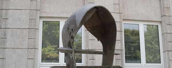 Памятник армянскому драму напротив здания Центробанка Памятник армянскому драму напротив здания Центробанка - Sputnik Армения