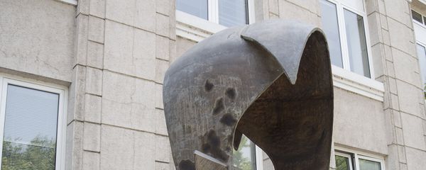 Памятник армянскому драму напротив здания Центробанка Памятник армянскому драму напротив здания Центробанка - Sputnik Армения