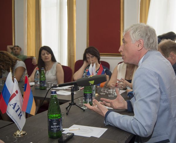 Круглый стол с участием армянских и российских журналистов в Ереване - Sputnik Армения