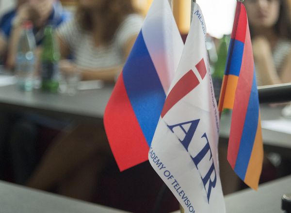 Круглый стол с участием армянских и российских журналистов в Ереване - Sputnik Армения