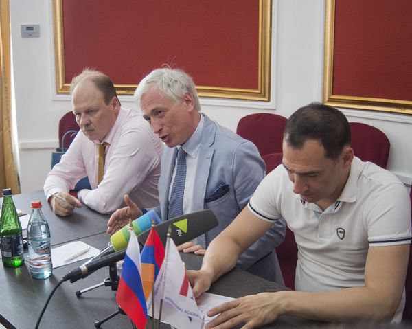 Круглый стол с участием армянских и российских журналистов в Ереване - Sputnik Армения