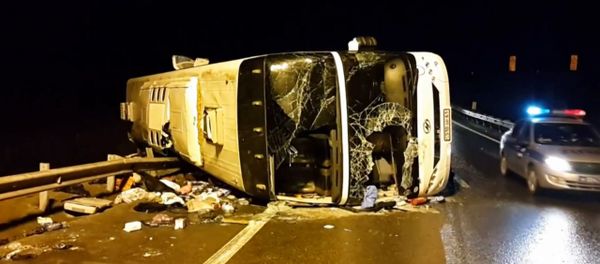 СПУТНИК_Пассажирский автобус перевернулся под Тулой. Кадры с места ДТП - Sputnik Армения