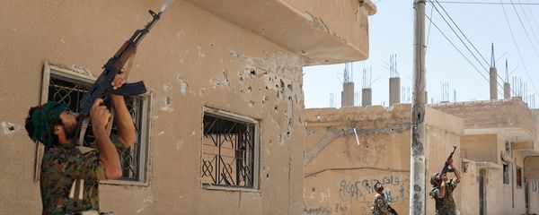 Курдские бойцы из Отряда Народной Самообороны (YPG) обстреливают дрон, управляемый боевиками исламского государства (16 июня 2017). Ракка, Сирия Курдские бойцы из Отряда Народной Самообороны (YPG) обстреливают дрон, управляемый боевиками исламского государства (16 июня 2017). Ракка, Сирия - Sputnik Армения