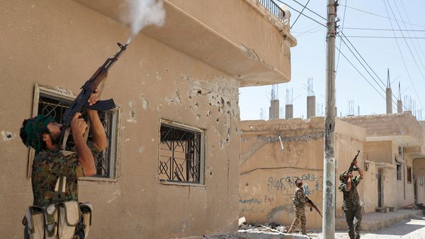 Курдские бойцы из Отряда Народной Самообороны (YPG) обстреливают дрон, управляемый боевиками исламского государства (16 июня 2017). Ракка, Сирия - Sputnik Армения