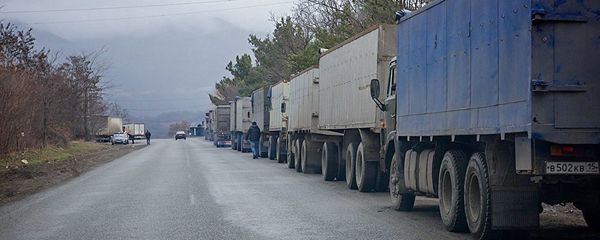 Очередь грузовых автомобилей на Военно-Грузинской дороге. Очередь грузовых автомобилей на Военно-Грузинской дороге. - Sputnik Армения
