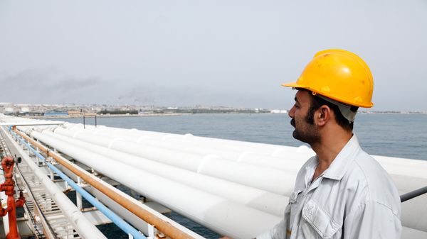 Иранский рабочий нефтегазовой сферы. Иранский рабочий нефтегазовой сферы. - Sputnik Արմենիա