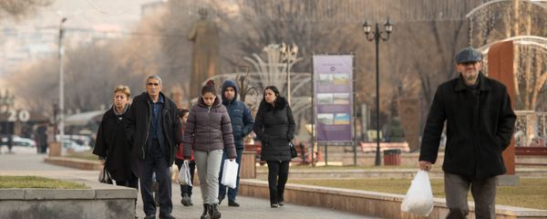 Прохожие в сквере Хачкаров Прохожие в сквере Хачкаров - Sputnik Армения