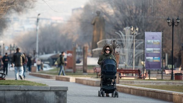 Прохожие в сквере Хачкаров - Sputnik Армения