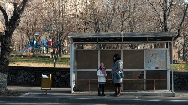 Автобусная остановка в Канакер-Зейтуне Автобусная остановка в Канакер-Зейтуне - Sputnik Армения