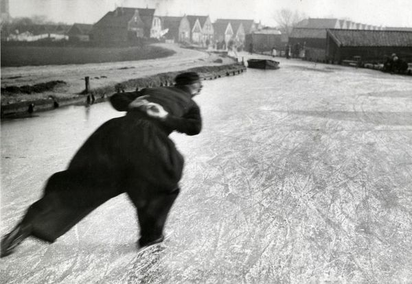 Фигуристка в костюме. Нидерланды, январь 1933 года. Архивное фото Фигуристка в костюме. Нидерланды, январь 1933 года. Архивное фото - Sputnik Армения